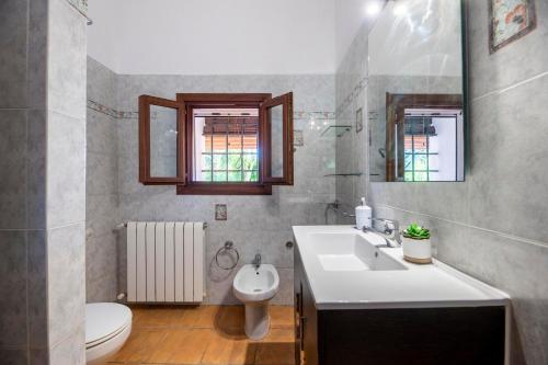 Bilik mandi di Villa Can Joan Simona