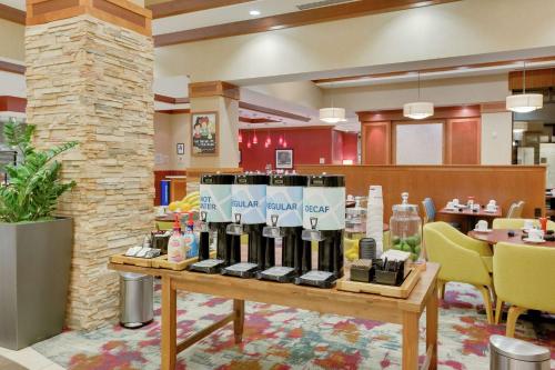 Напитки в Hilton Garden Inn Milwaukee Airport