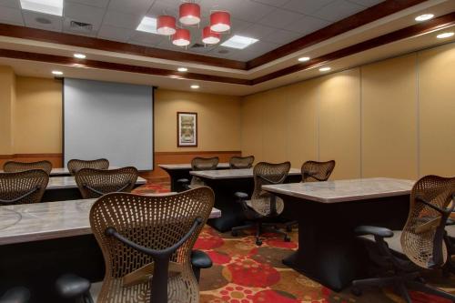 Бизнес-центр и/или конференц-зал в Hilton Garden Inn Milwaukee Airport