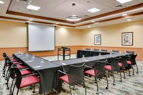 Бизнес-центр и/или конференц-зал в Hilton Garden Inn Milwaukee Airport