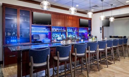 Lounge atau bar di Hilton Garden Inn Chicago O'Hare Airport