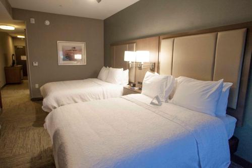 Voodi või voodid majutusasutuse Hampton Inn & Suites St. Paul Downtown toas