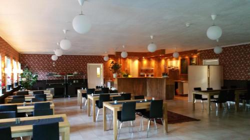 A kitchen or kitchenette at Hotel Dalhem