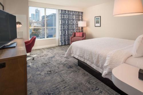 Hampton Inn And Suites By Hilton Portland-Pearl District Image