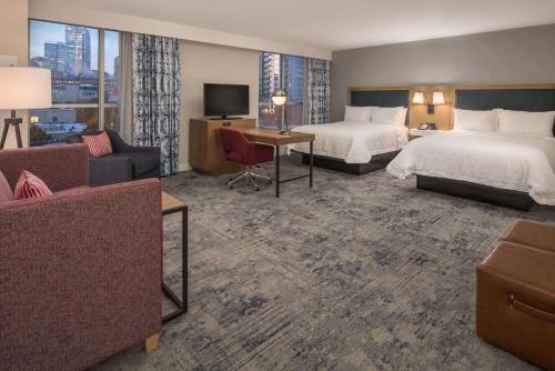 Hampton Inn And Suites By Hilton Portland-Pearl District tesisinde bir odada yatak veya yataklar