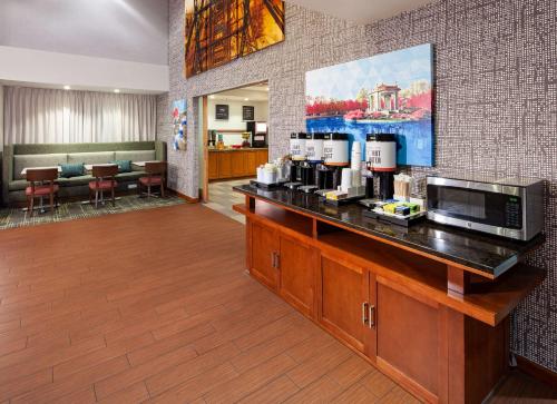 Hampton Inn & Suites St. Louis at Forest Park Image