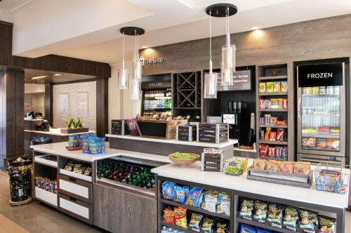 a grocery store with a counter with food and drinks at Hilton Garden Inn BWI Airport in Linthicum Heights