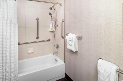 y baño con bañera blanca y ducha. en DoubleTree by Hilton Cleveland – Westlake en Westlake