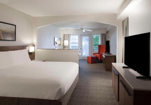 Habitación de hotel con cama y TV de pantalla plana. en Hilton Garden Inn Kent Island en Grasonville