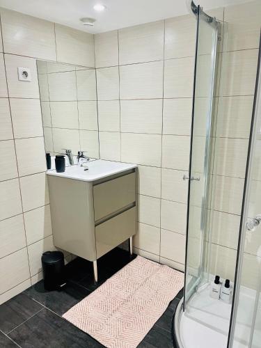 Ванная комната в Appartement individuel situé à Créteil proche Henri Mondor