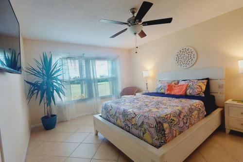 a bedroom with a bed and a ceiling fan at Paradise Sol 2Bd2Ba Condo on Golf Course Near Bch in St Petersburg