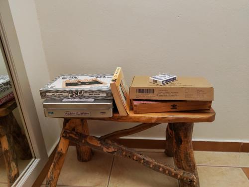 un mucchio di scatole poggiate su un tavolo di legno di Guestroom Happynest no.3 a Melíssia