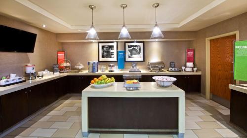 Kuchyň nebo kuchyňský kout v ubytování Hampton Inn & Suites N Ft Worth-Alliance Airport