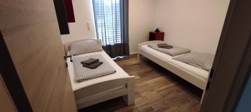 two beds in a small room with a window at Seepark 11 in Kessel