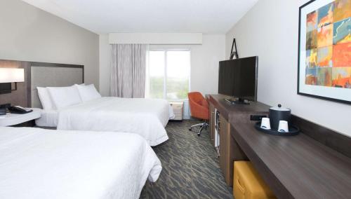 Postel nebo postele na pokoji v ubytování Hampton Inn & Suites N Ft Worth-Alliance Airport