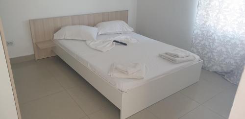コスティネシュティにあるArena Dotroの白いベッド(白いシーツ、タオル付)