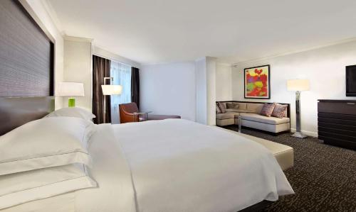 Hilton Minneapolis-St Paul Airport في بلومنغتون: سرير أبيض كبير في غرفة الفندق