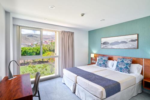 Habitación de hotel con cama y ventana en Hotel Torre Del Conde, en San Sebastián de la Gomera