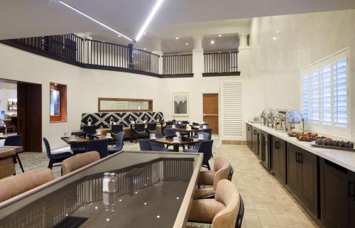 a restaurant with tables and chairs in a room at Hilton Santa Cruz Scotts Valley in Santa Cruz