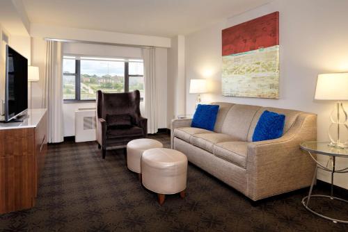 DoubleTree by Hilton Hotel & Suites Pittsburgh Downtown Image
