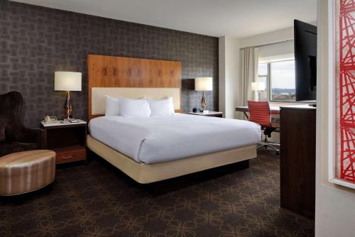 DoubleTree by Hilton Hotel & Suites Pittsburgh Downtown Image