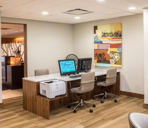 DoubleTree by Hilton Hotel & Suites Pittsburgh Downtown Image
