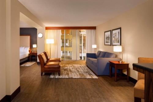 a living room with a couch and chair in a hotel room at DoubleTree by Hilton Pittsburgh - Cranberry in Cranberry Township