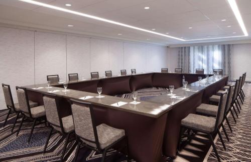 a large conference room with a long table and chairs at Hilton Santa Cruz Scotts Valley in Santa Cruz