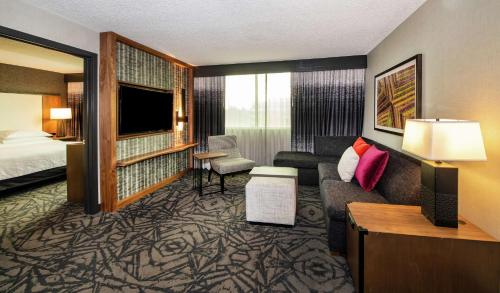 Embassy Suites by Hilton Walnut Creekにあるベッド