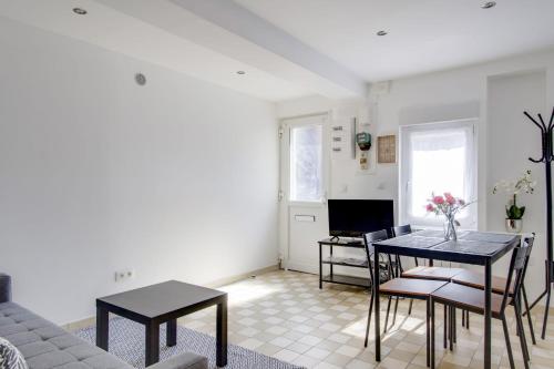 sala de estar con mesa y sofá en Charming house in Faches-Thumesnil - Welkeys en Faches-Thumesnil