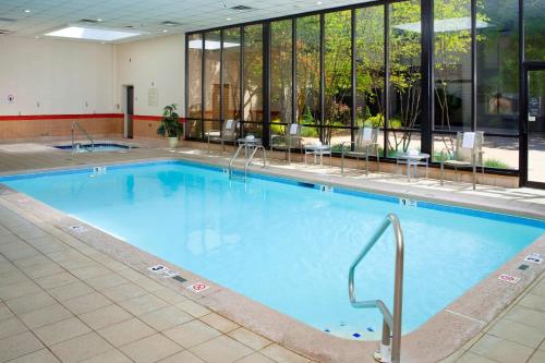 una grande piscina in un grande edificio di DoubleTree by Hilton Columbus/Worthington a Worthington