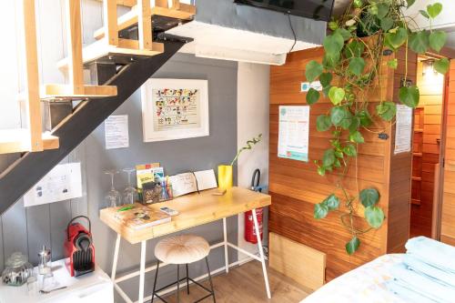 a room with a desk and stairs in a room at Peniche Althea in Avignon