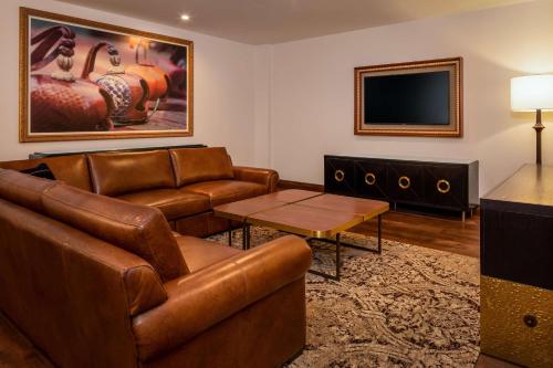 Ein Sitzbereich in der Unterkunft The Peregrine Omaha Downtown Curio Collection By Hilton