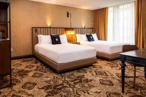 Ein Bett oder Betten in einem Zimmer der Unterkunft The Peregrine Omaha Downtown Curio Collection By Hilton