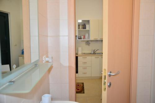 Habitación con baño con lavabo y aseo. en Residence Airone en Termoli