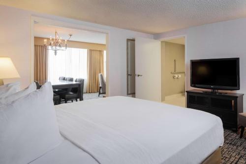Postel nebo postele na pokoji v ubytování DoubleTree by Hilton Hotel Syracuse