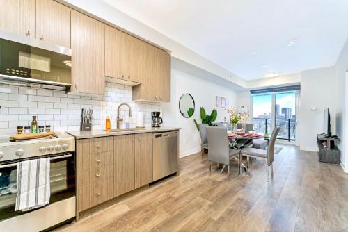 uma cozinha com uma mesa e uma sala de jantar em Luxurious 1BR Condo - Stunning City Views em Kitchener
