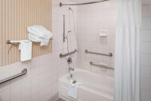 ein Bad mit einer Badewanne und einer Dusche mit Handtüchern in der Unterkunft DoubleTree by Hilton Hotel Cleveland - Independence in Independence