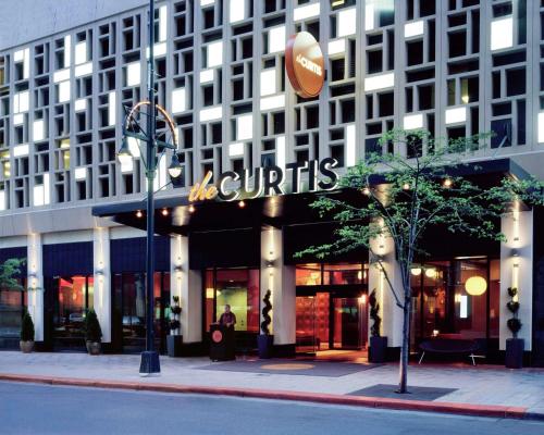 丹佛的住宿－the Curtis Denver - A DoubleTree by Hilton Hotel，建筑物前面的商店,上面有标志