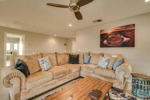 Ruang duduk di The Views, Heated pool and spacious home