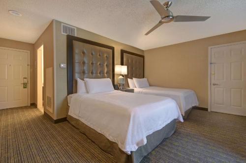 Habitación de hotel con 2 camas y ventilador de techo. en Homewood Suites by Hilton Boulder, en Boulder