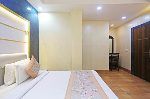 a hotel room with a bed and a desk at Hotel Preet Palace -5 Mints Walk From Nizamuddin Railway Station in New Delhi