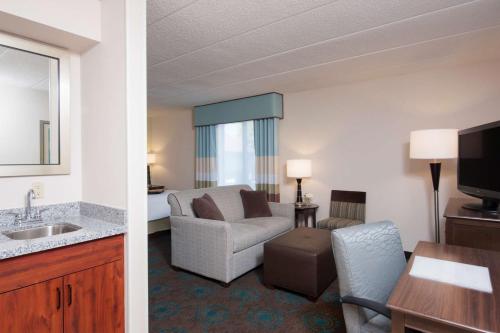 una camera d'albergo con divano e soggiorno di Hampton Inn & Suites Kokomo a Kokomo