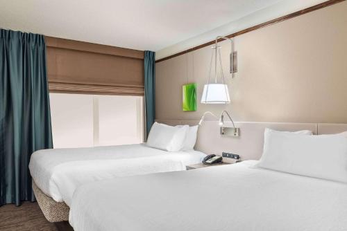 Letto o letti in una camera di Hilton Garden Inn Wilmington Mayfaire Town Center