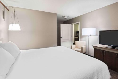 Letto o letti in una camera di Hilton Garden Inn Wilmington Mayfaire Town Center