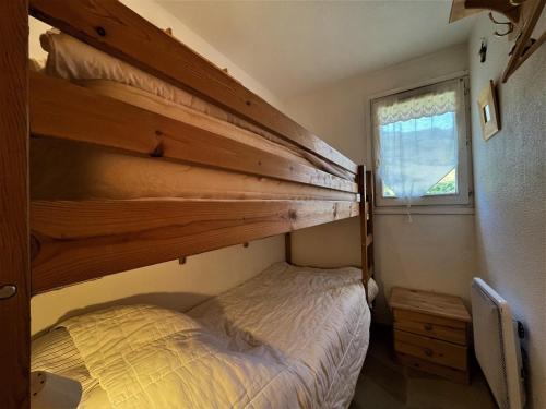 - une chambre avec 2 lits superposés et une fenêtre dans l'établissement Appartement Les Menuires, 3 pièces, 6 personnes - FR-1-452-278, aux Menuires