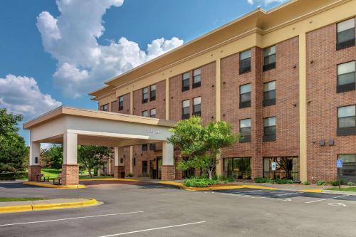 un gran edificio de ladrillo con aparcamiento en Hampton Inn Minneapolis-Burnsville, en Burnsville