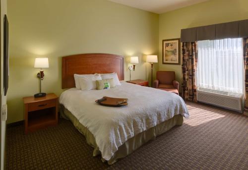 Una habitación de hotel con una cama con una bandeja. en Hampton Inn & Suites Moline-Quad City Int'l Aprt, en Moline