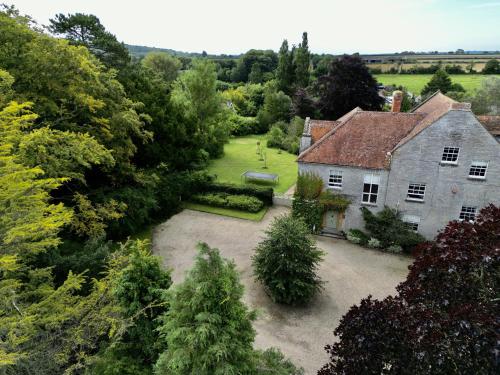 an aerial view of a house with a yard at The Mount Somerton Retreat - Nr Bruton, Glastonbury, The spectacular Wells Cathedral, Millfield School, Leonardo Helicopters, Yeovilton in Somerton
