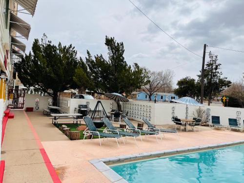 A view of the pool at Apache Motel or nearby